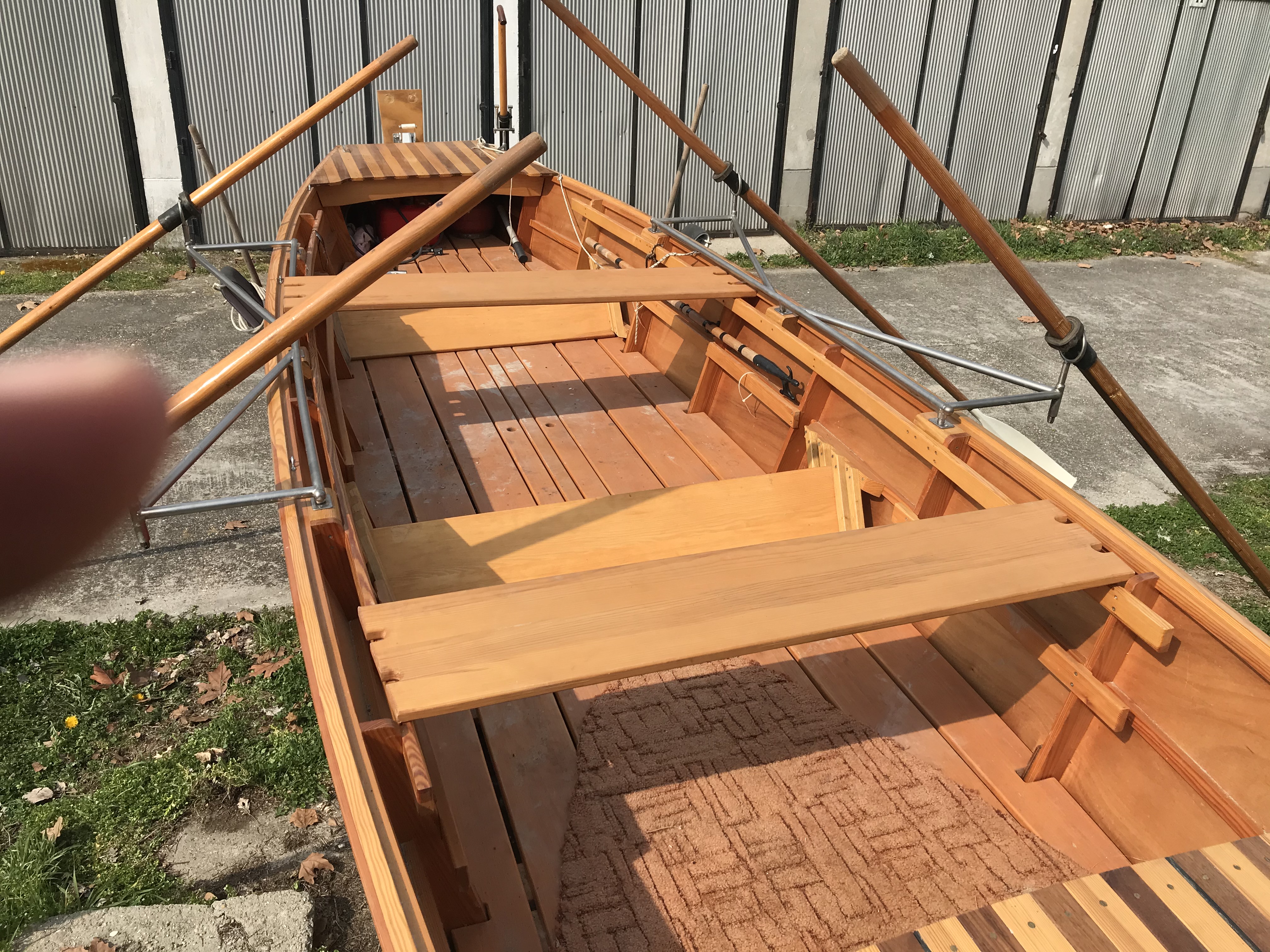 Egyedi készítésű fa evezős csónak