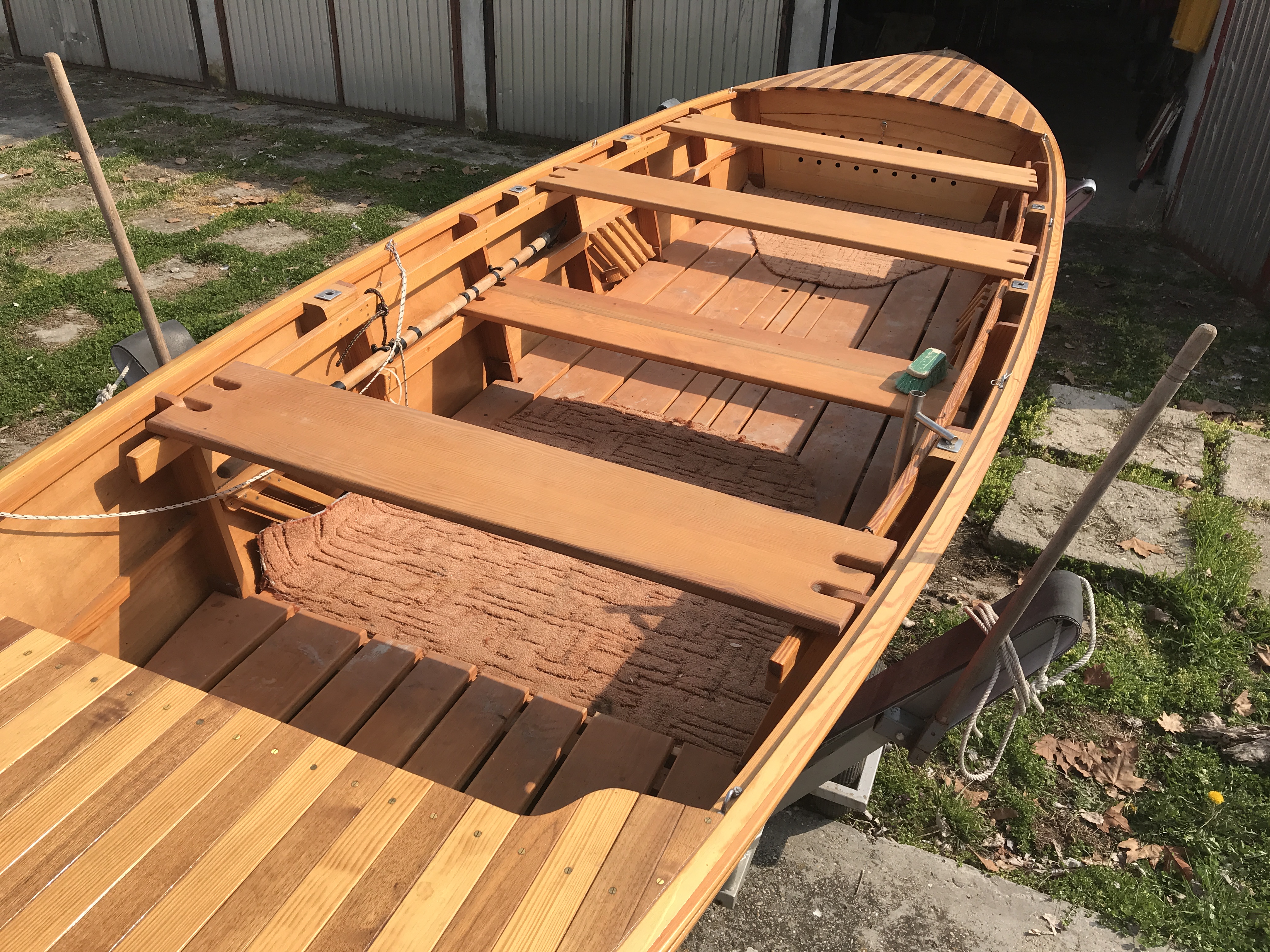 Egyedi készítésű fa evezős csónak