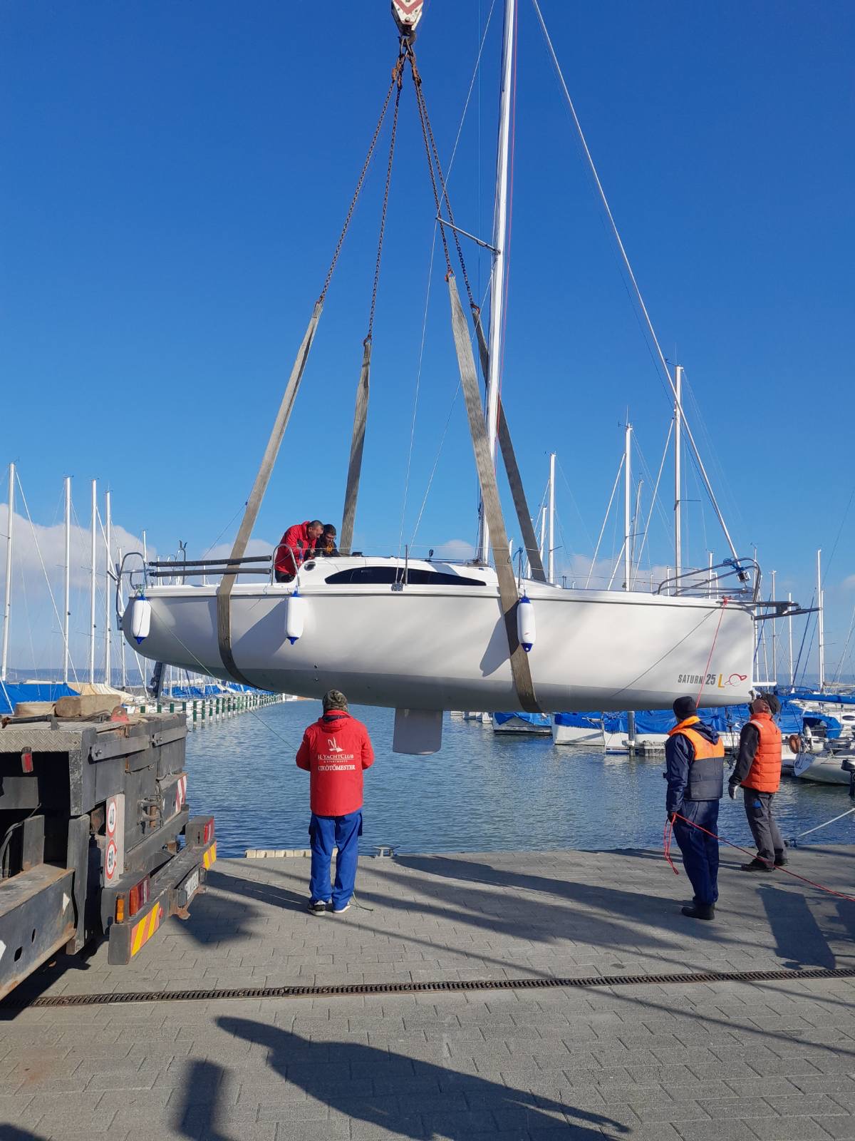 Újszerű Saturn 25 eladó Balatonlelle BL Yacht  kikötőhellyel