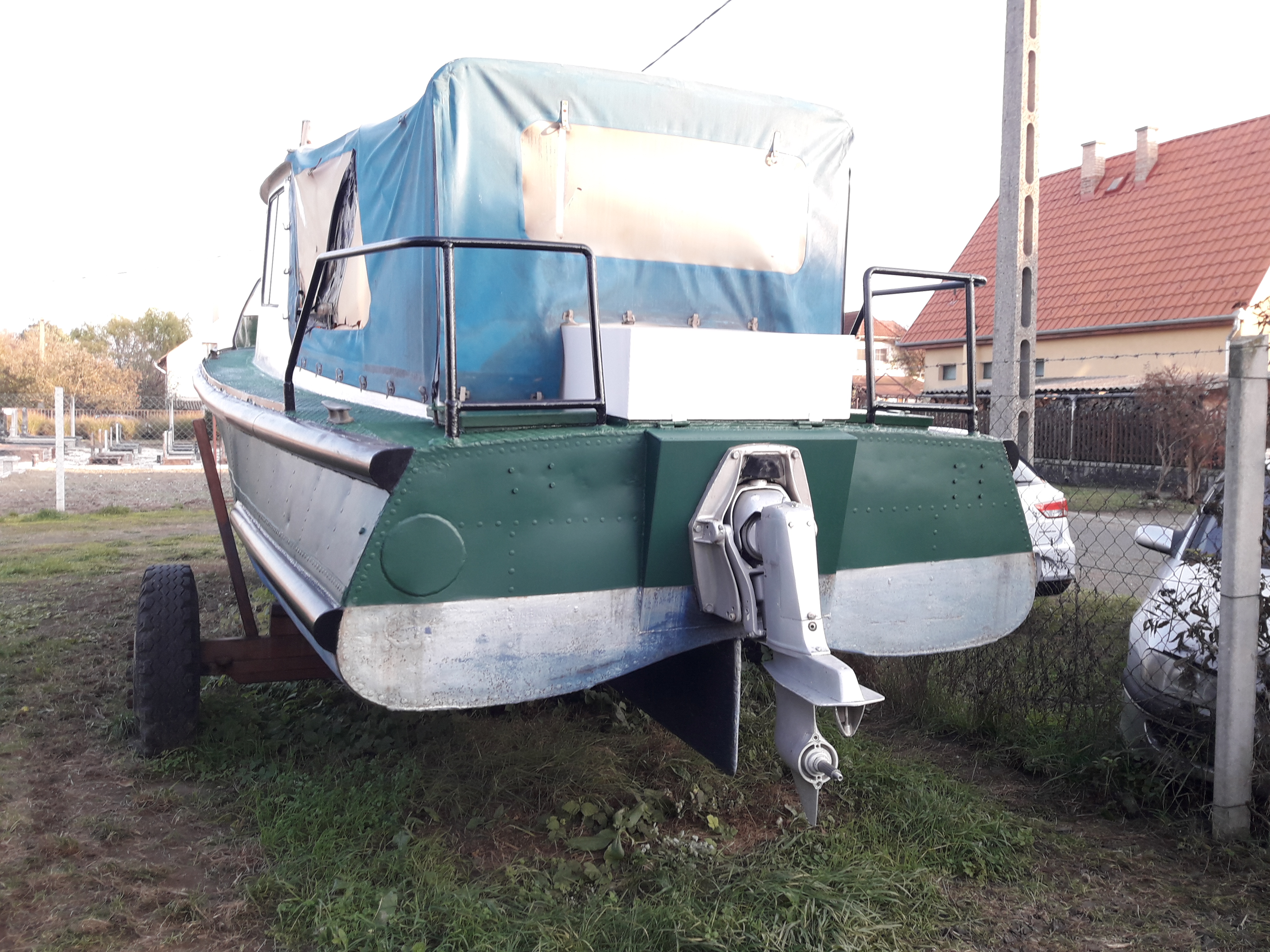 MHD acél túrahajó: Volvo-Penta AQ270, Perkins 40LE