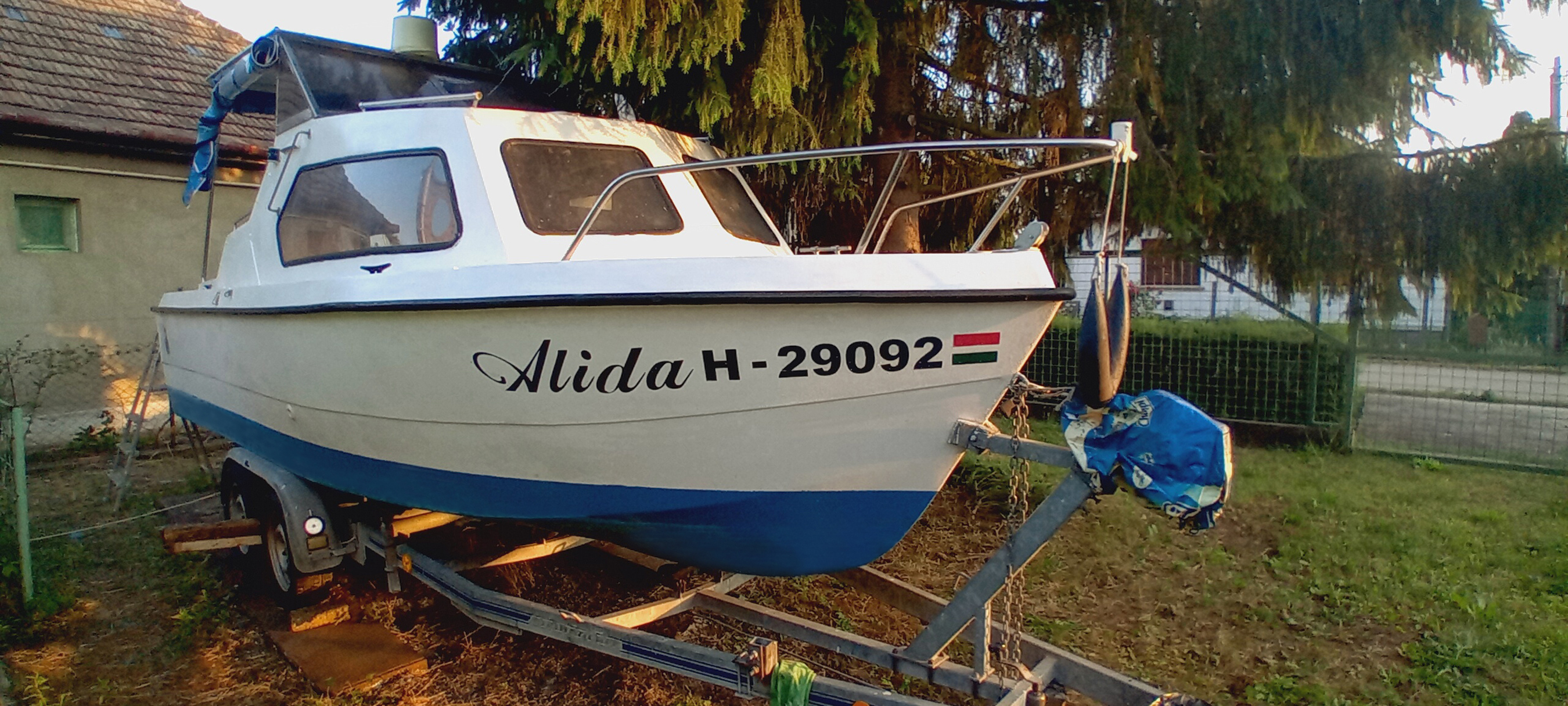 PLANCOM 650  Kabinos túrahajó  + ELSTNER  Kéttengelyes hajószállító utánfutó