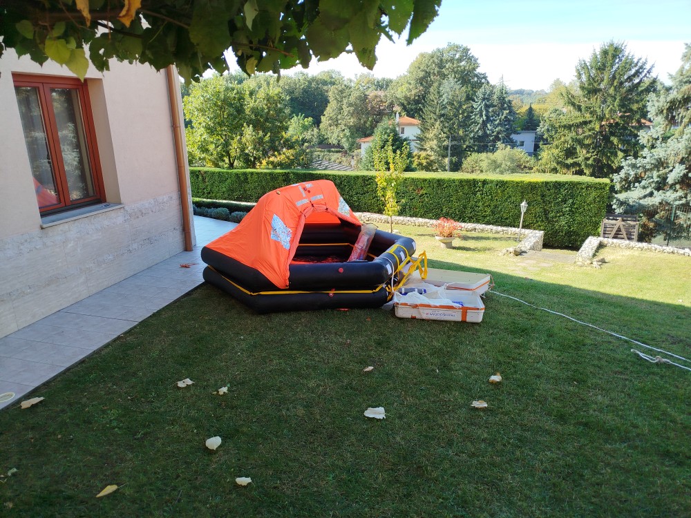 Mentőtutaj (life raft)