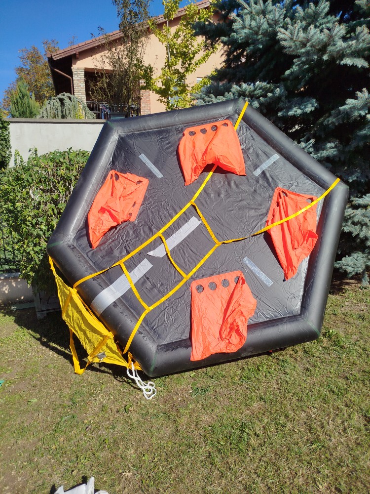 Mentőtutaj (life raft)