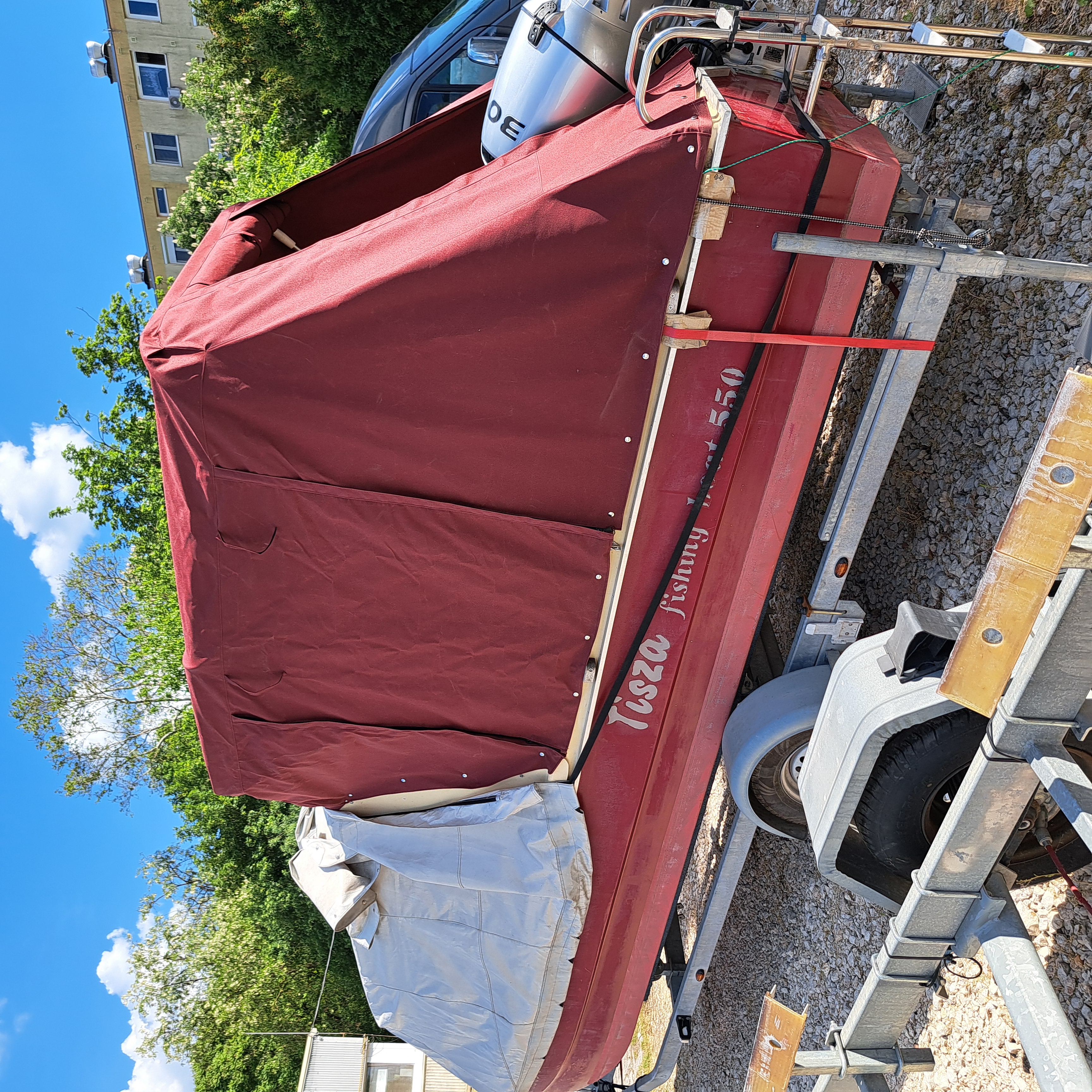 TISZA FISHING 550F ÉJSZAKÁZÓ HAJÓ