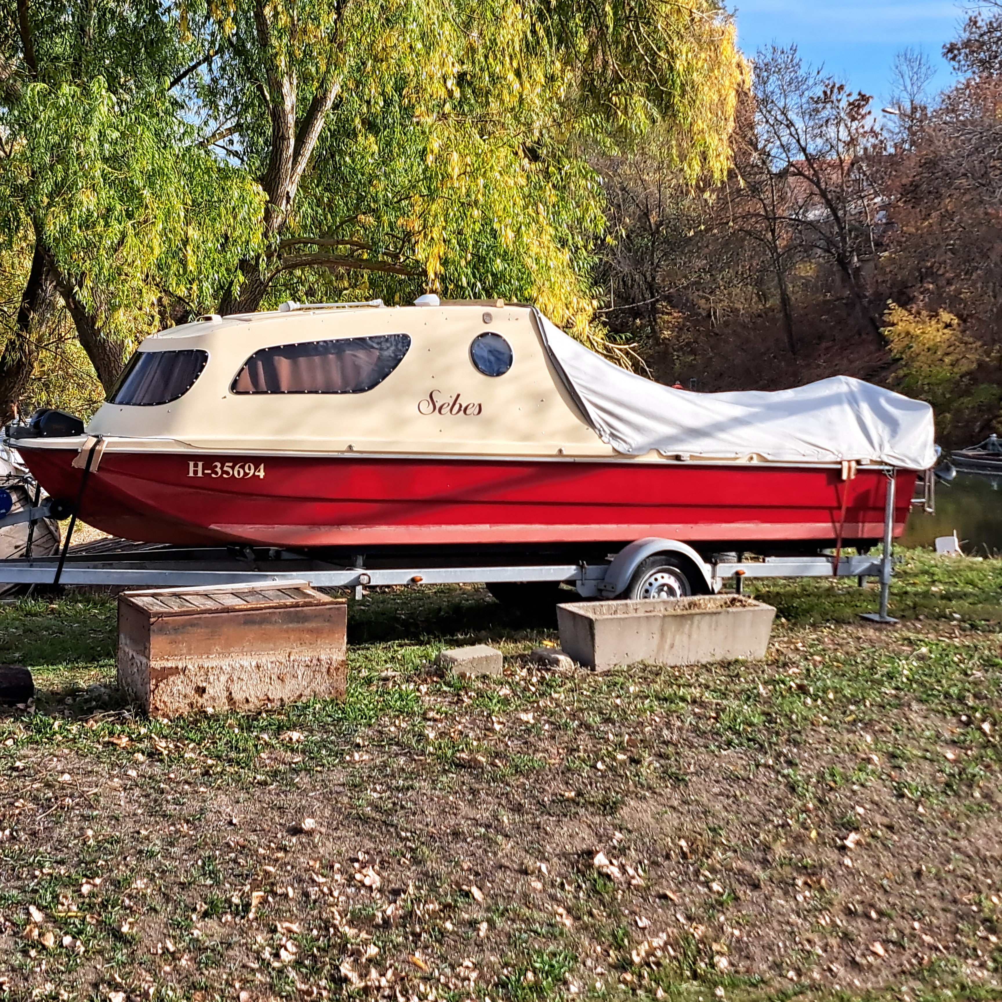 ELADÓ-CSERÉLHETŐ TISZA FISHING 550F ÉJSZAKÁZÓ HAJÓ