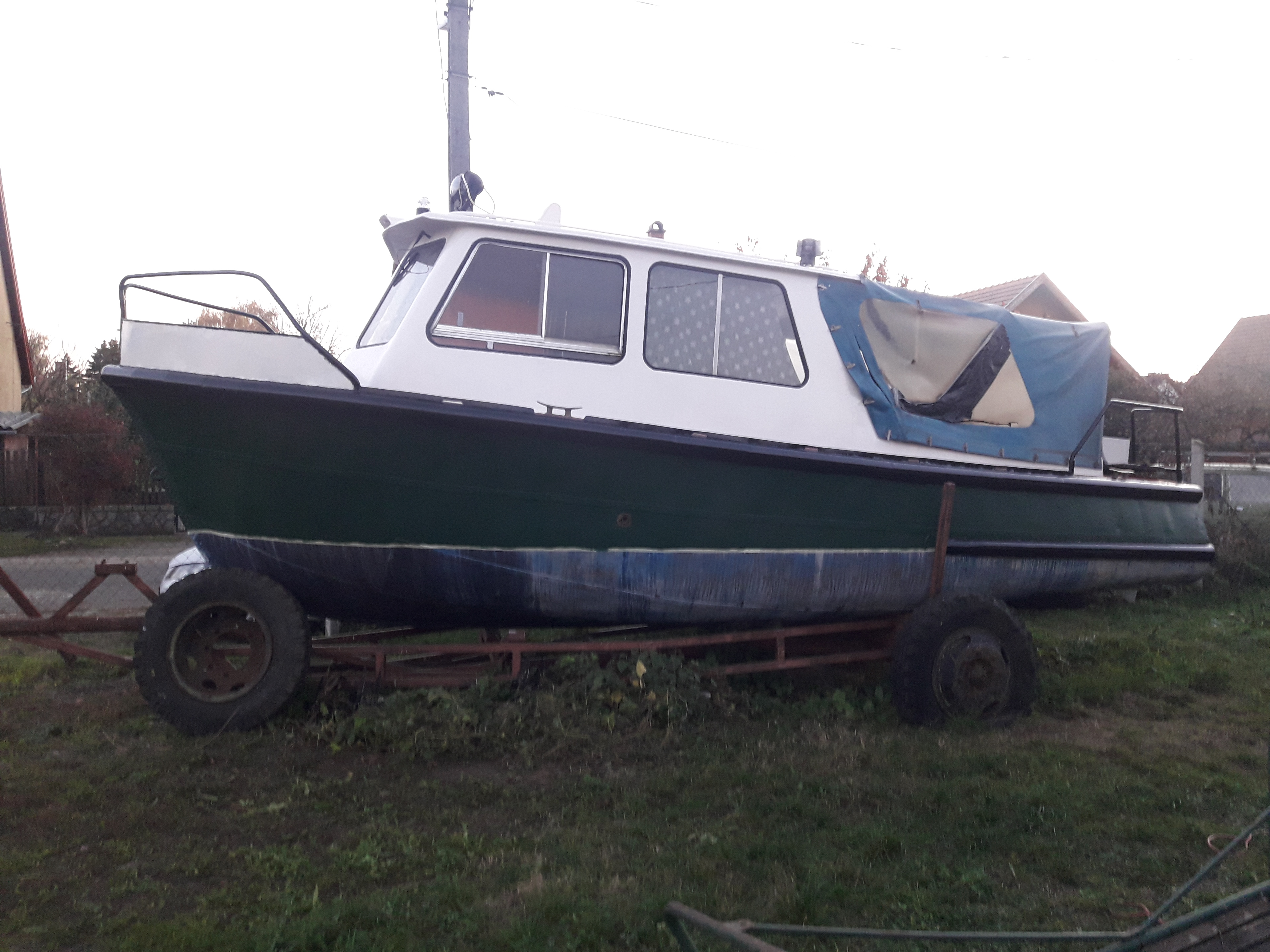 Acél MHD motoros kishajó, Perkins 40 LE, Volvo Penta Z hajtás