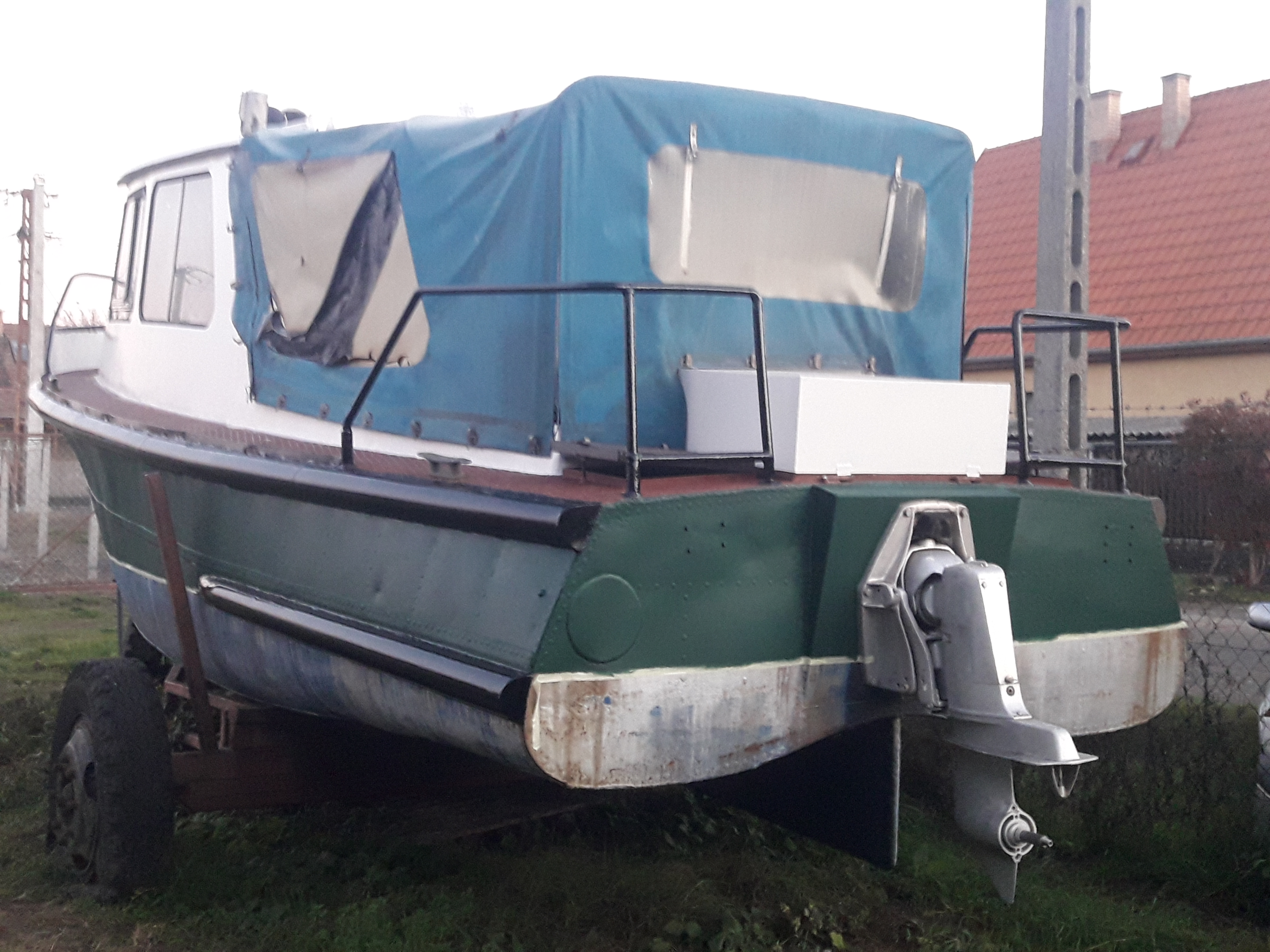 Acél MHD motoros kishajó, Perkins 40 LE, Volvo Penta Z hajtás