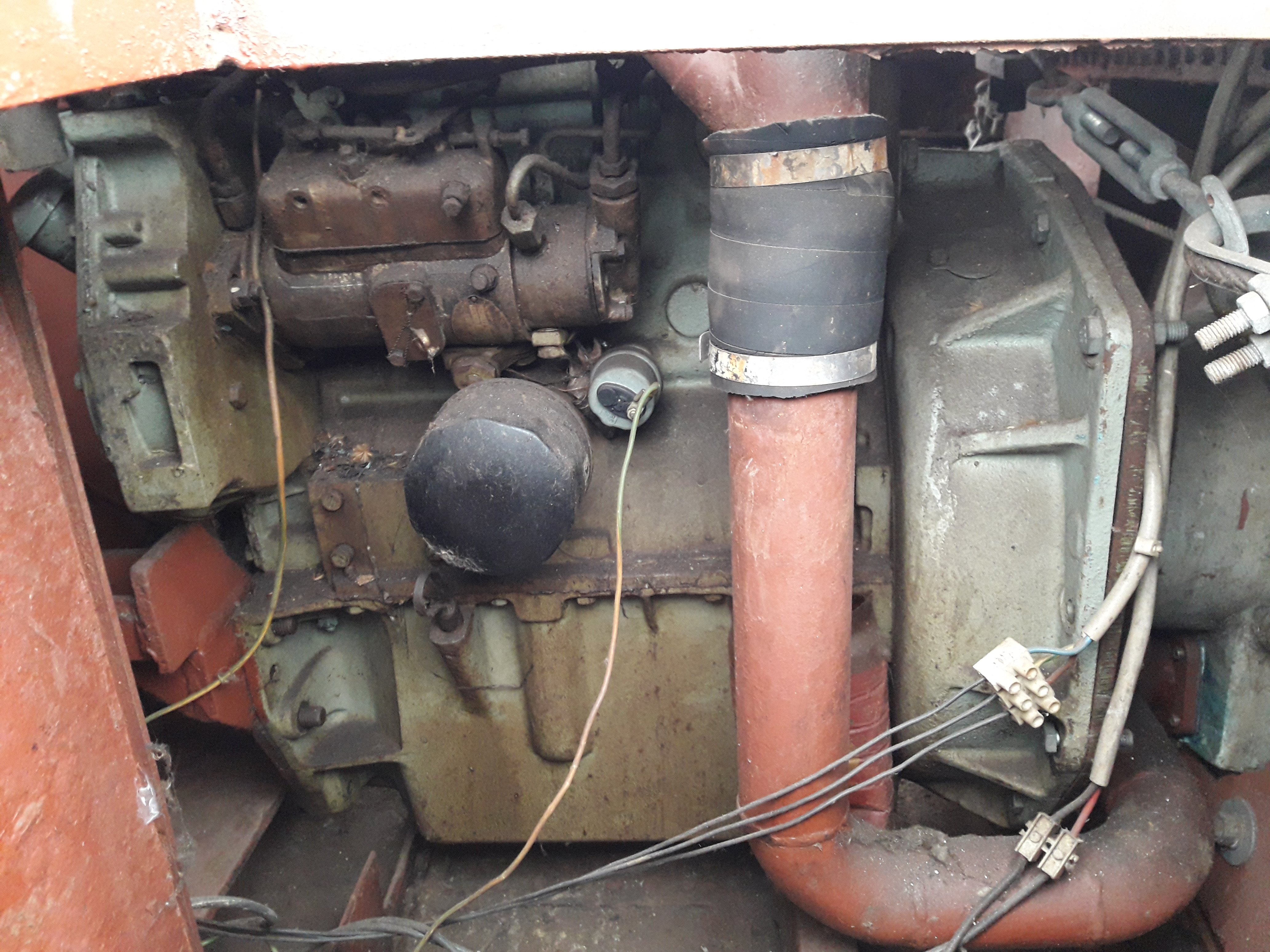 Acél MHD motoros kishajó, Perkins 40 LE, Volvo Penta Z hajtás