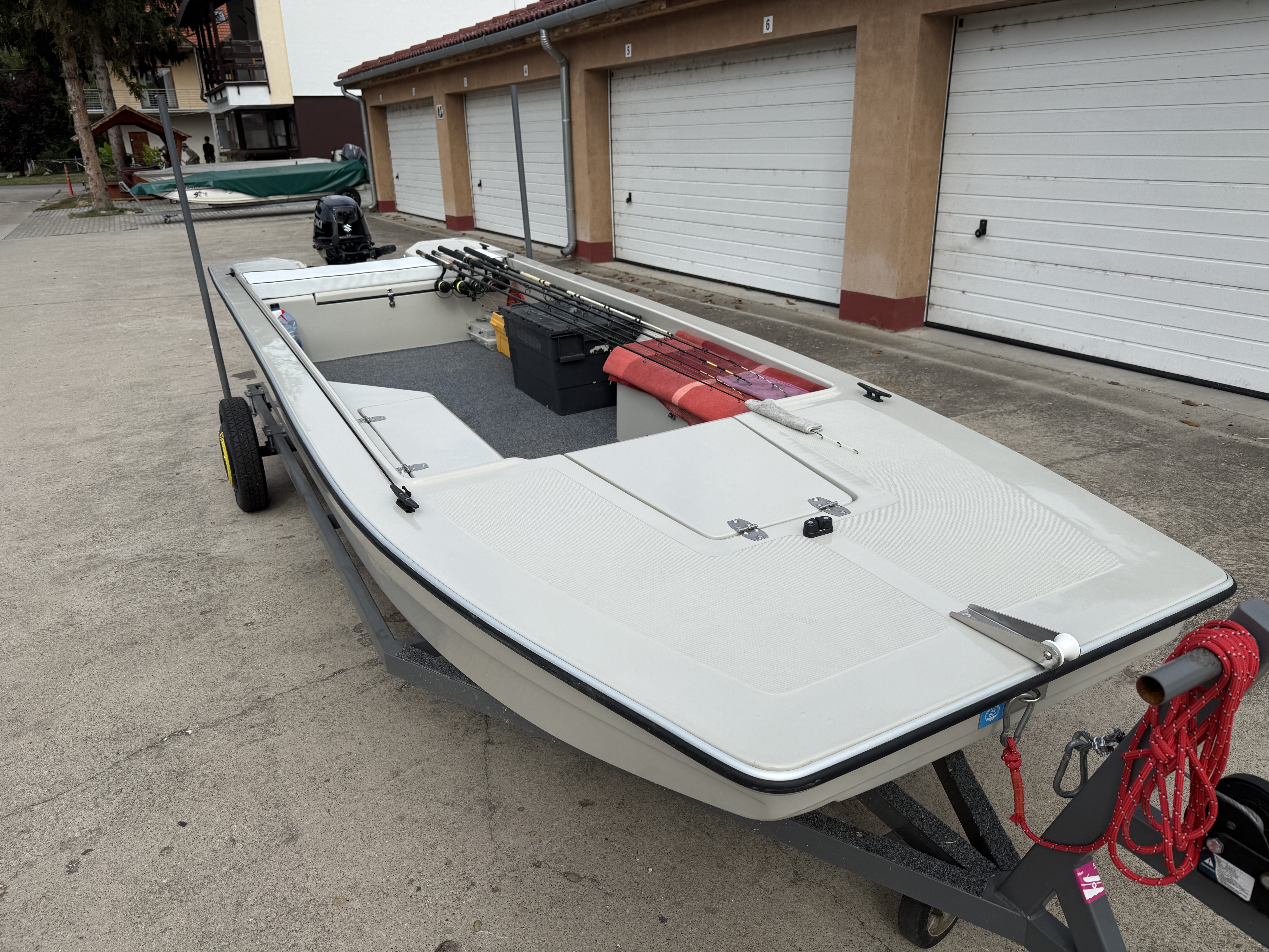 Eladósorba került 2025.03 havi csónak és Suzuki DF 20 AES 2028.03 hónapig garanciális csónakmotor