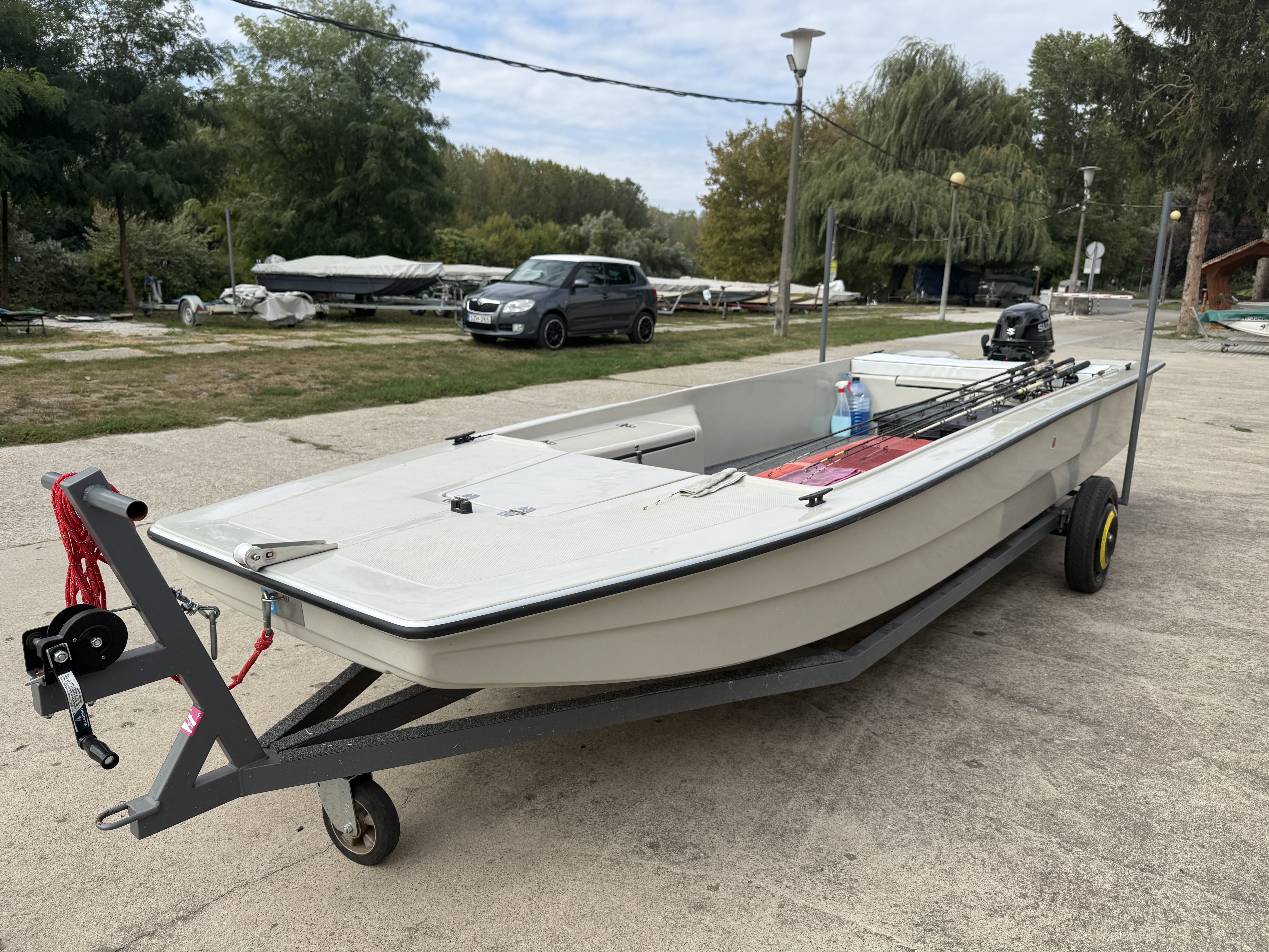 Eladósorba került 2025.03 havi csónak és Suzuki DF 20 AES 2028.03 hónapig garanciális csónakmotor