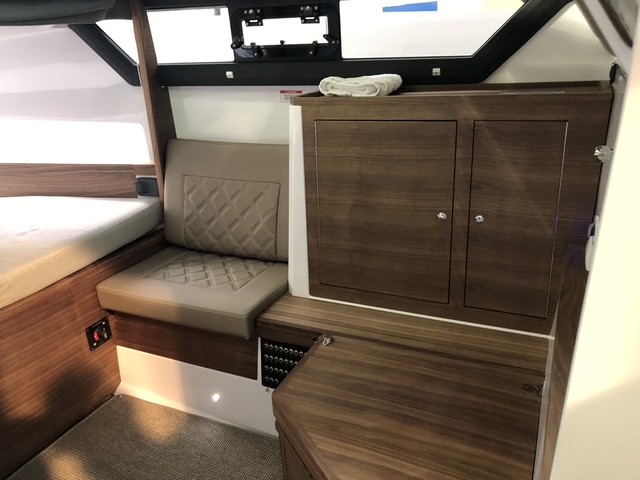 Axopar 37 Cross Cabin