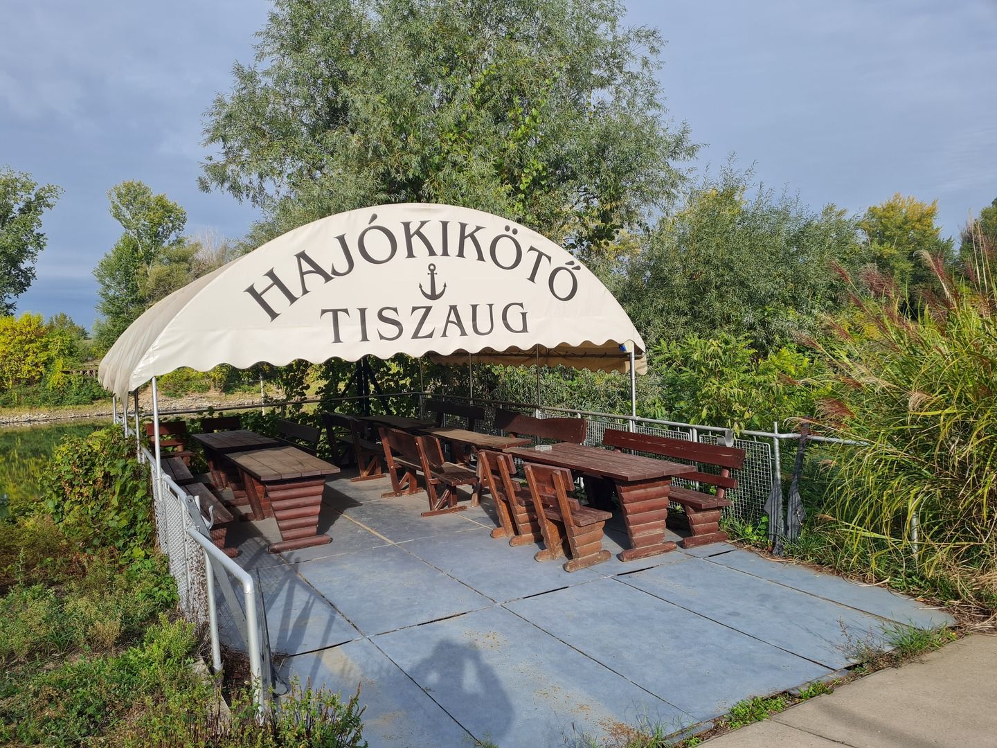 Eladó a Navigátor Kikötő Tiszaugon