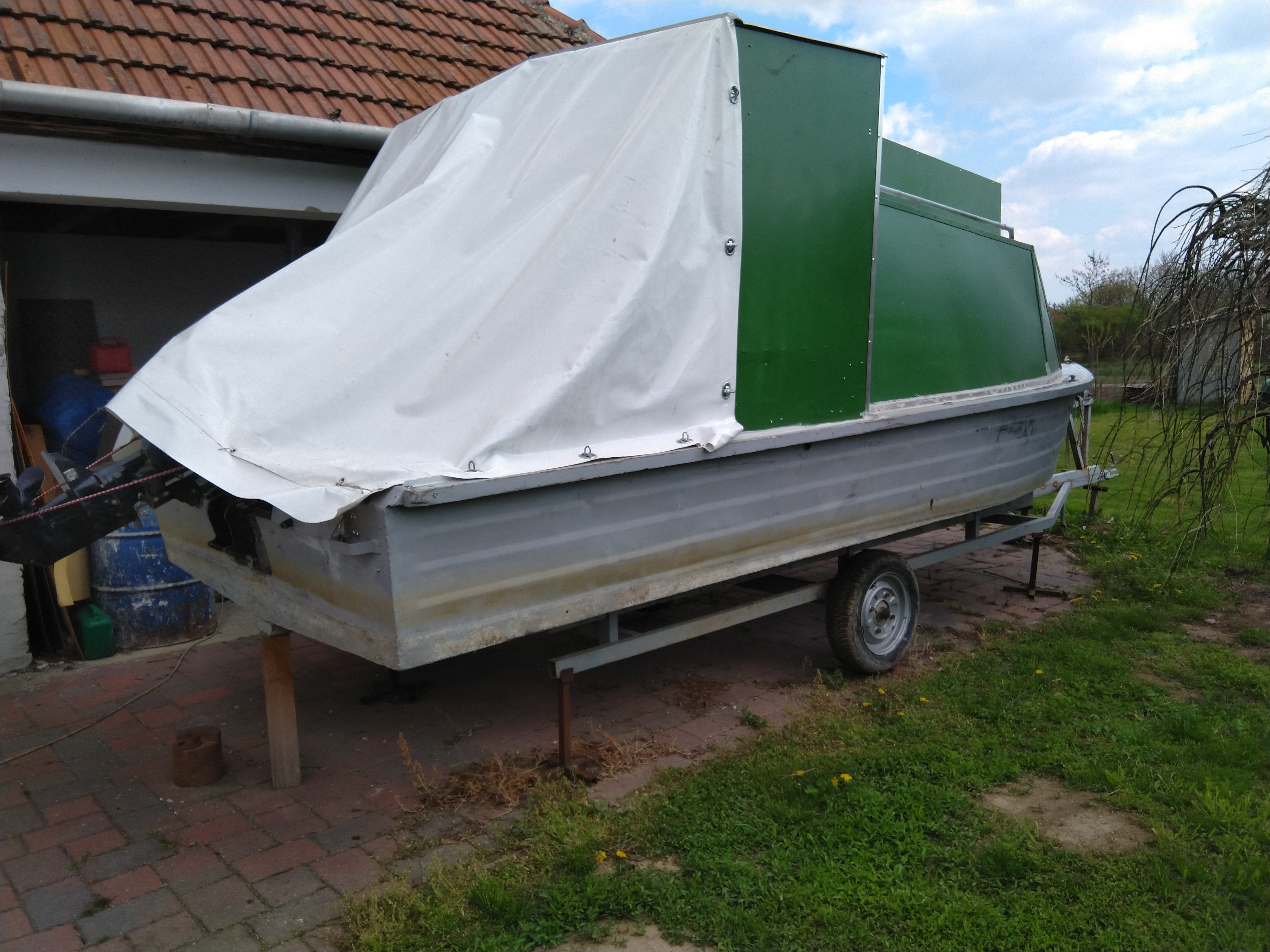 Lakóhajó a Tisza tónál