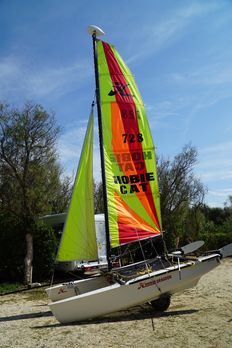 Eladó egy pár órát használt Hobie Cat Dragoon katamarán