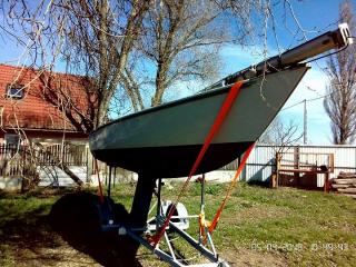 SOLING VITORLÁS , VERSENYHAJÓ ,VERSENYVITORLÁS , KITŰNŐ ÁLLAPOTBAN, GYÁRI KÖZÚTI TRÉLERREL