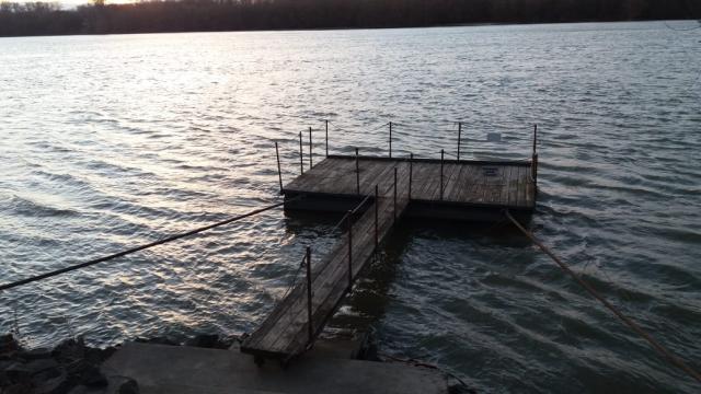 Úszóműállás, ponton, stég, dokk
