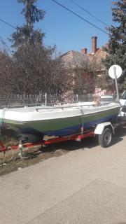 Boston trimarán csónak