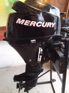 Mercury 9.9 négyütemű rövid csizmás motor.