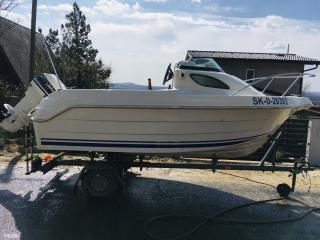 Quicksilver 420 kabin utánfutóval.