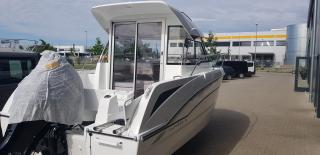Vadonatúj motoros kabinos hajó trélerrel