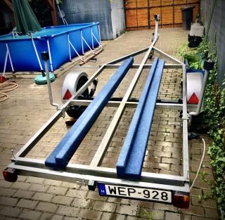 Valkai 750 kg-os tréler, 4 év műszakival, törzskönyvvel eladó
