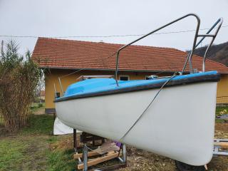 ALacsony merülésű áramvonalas kirándulóhajó/horgészhajó
