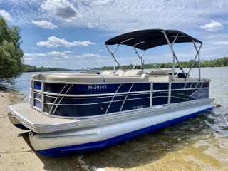 PONTOON BOAT Extravagáns amerikai katamarán