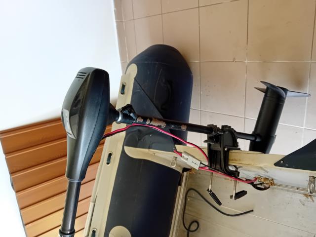 Gumicsónak elektromos motorral